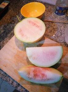 路边买瓜吃视频,体验夏日街头美食风情