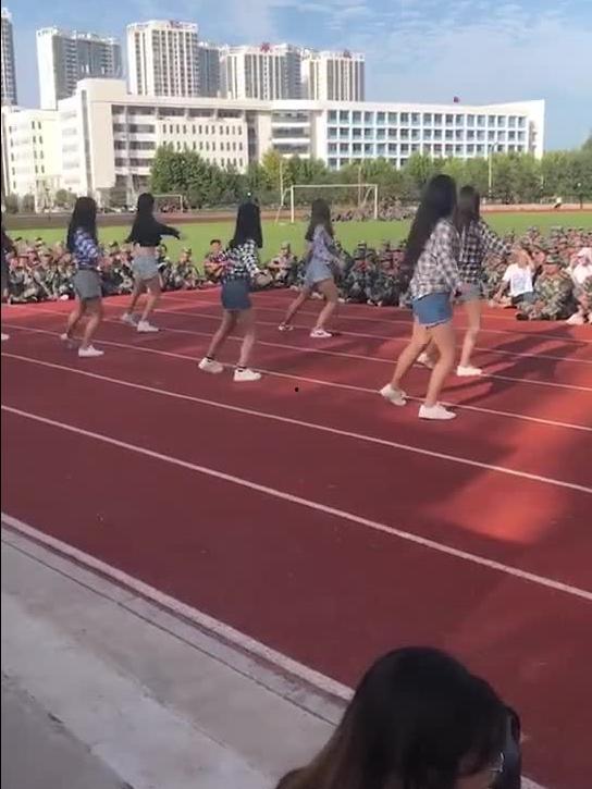 热舞军训吃瓜,吃瓜群众围观校园风云
