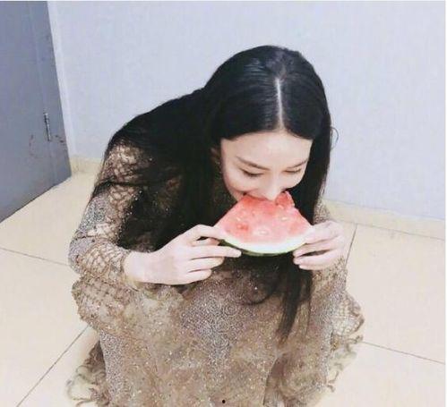 吃瓜裙头像,揭秘吃瓜裙头像背后的潮流密码